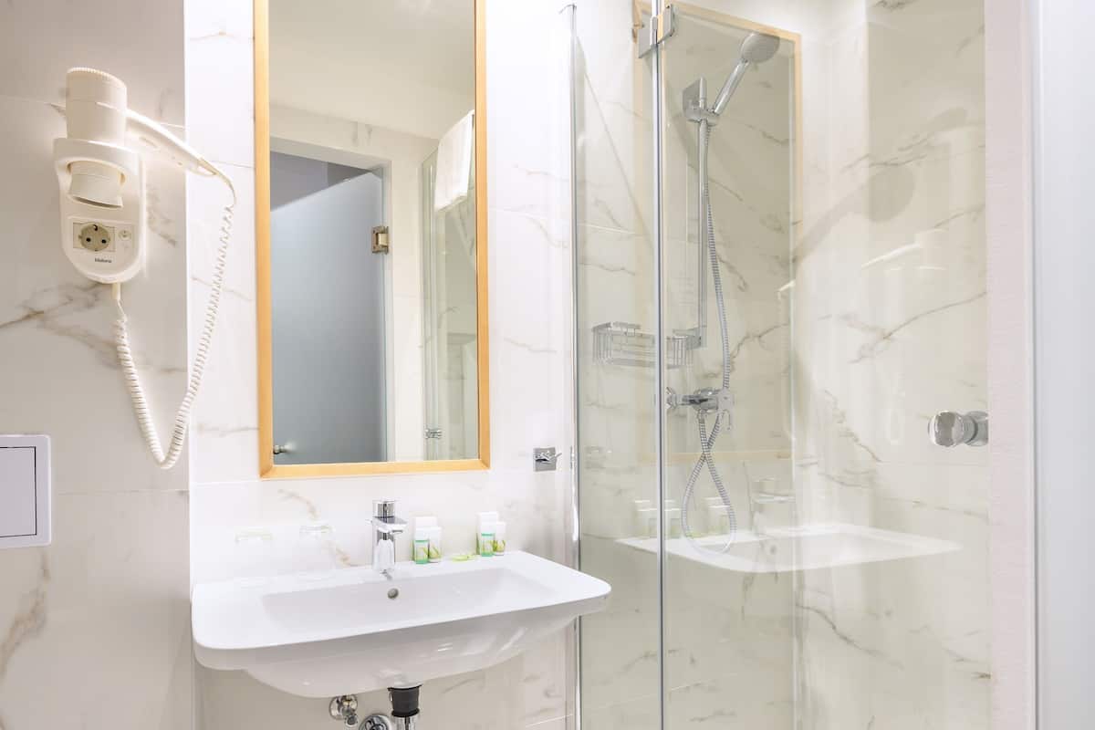 Banheiro | Chuveiro, produtos de toalete grátis, secador de cabelo