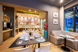 Breakfast area - Roombach Hotel Budapest Center (Budapest)