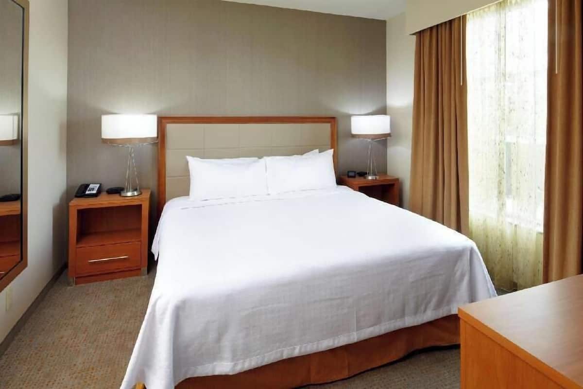 Coffres-forts dans les chambres, bureau, rideaux occultants