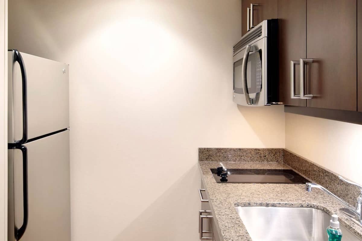 Cuisine privée | Grand réfrigérateur, micro-ondes, plaque de cuisson, lave-vaisselle