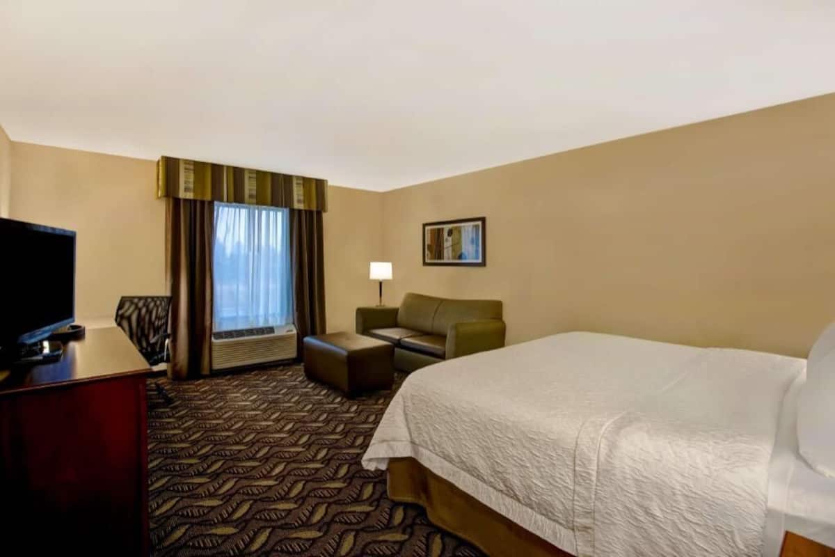 In-room safe, desk, iron/ironing board, free WiFi