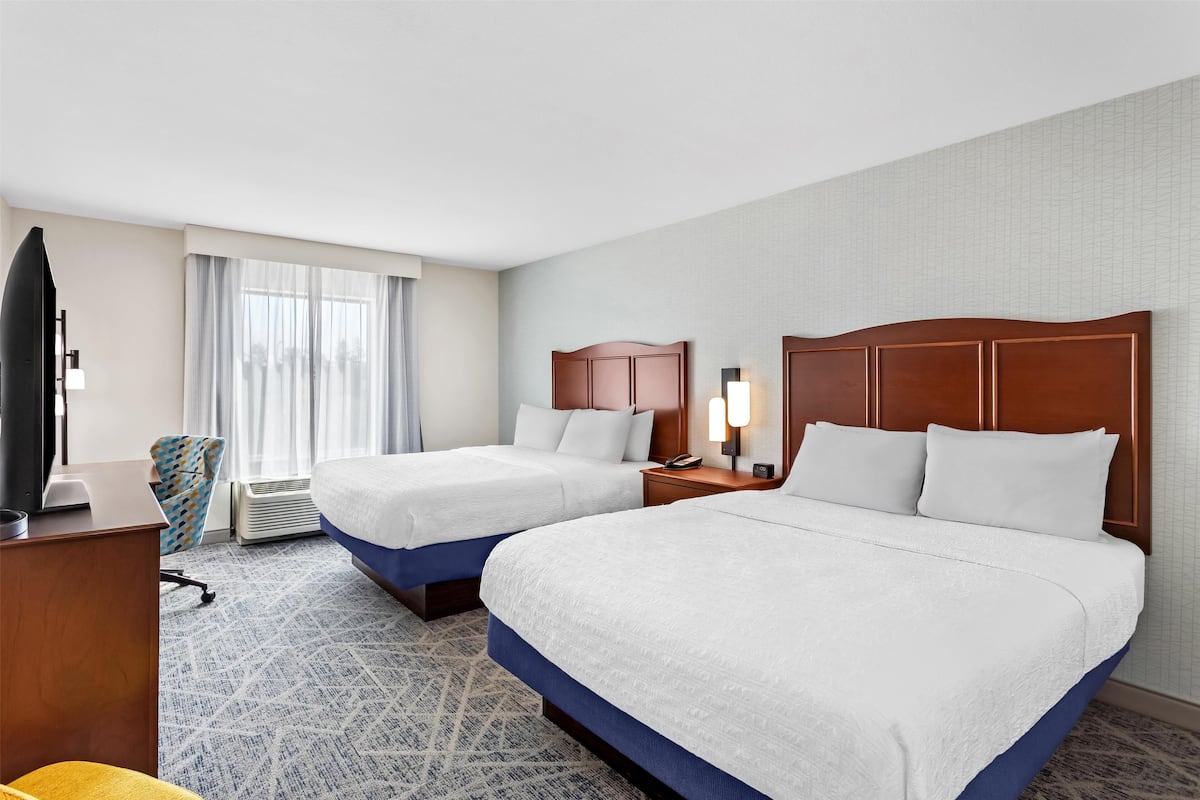 Chambre, 2 grands lits | Coffres-forts dans les chambres, bureau, fer et planche Ă repasser