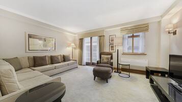 Two Bedroom Townhouse | Living area | 40-inch flat-screen TV with digital channels, LCD TV