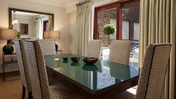 Three Bedroom Townhouse | In-room dining