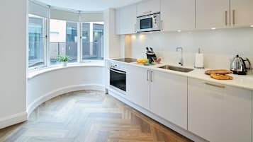 Lúxusíbúð - 2 svefnherbergi | Einkaeldhús | Ísskápur í fullri stærð, örbylgjuofn, bakarofn, eldavélarhellur
