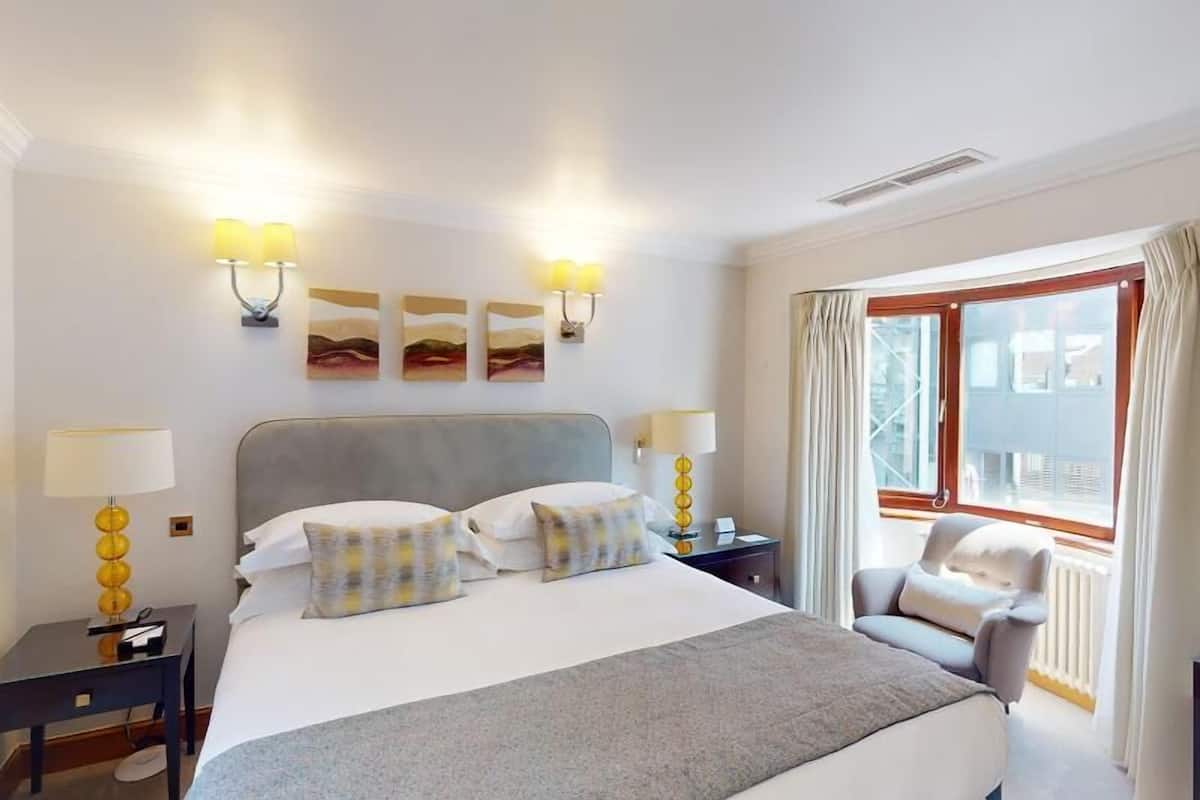 In-room safe, individually decorated, individually furnished, desk