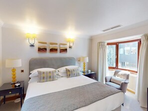 خزنة داخل الغرفة وبديكورات فريدة لكل غرفة وطراز فريد لكل وحدة ومكتب