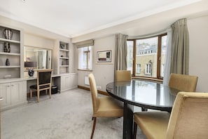 Two Bedroom Townhouse | In-room dining - Cheval Knightsbridge (London)