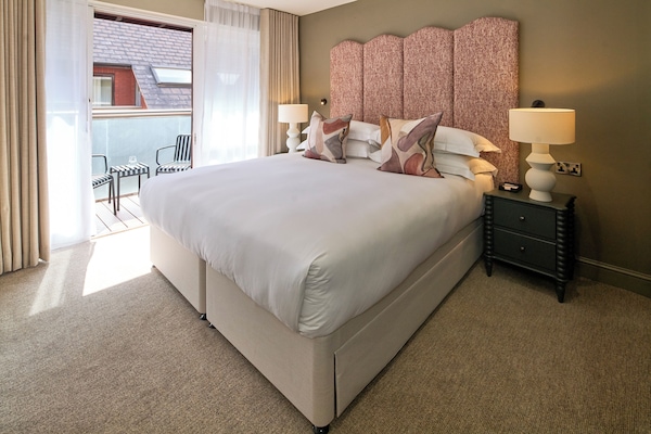 Deluxe Villa | In-room safe, individually decorated, individually furnished, desk