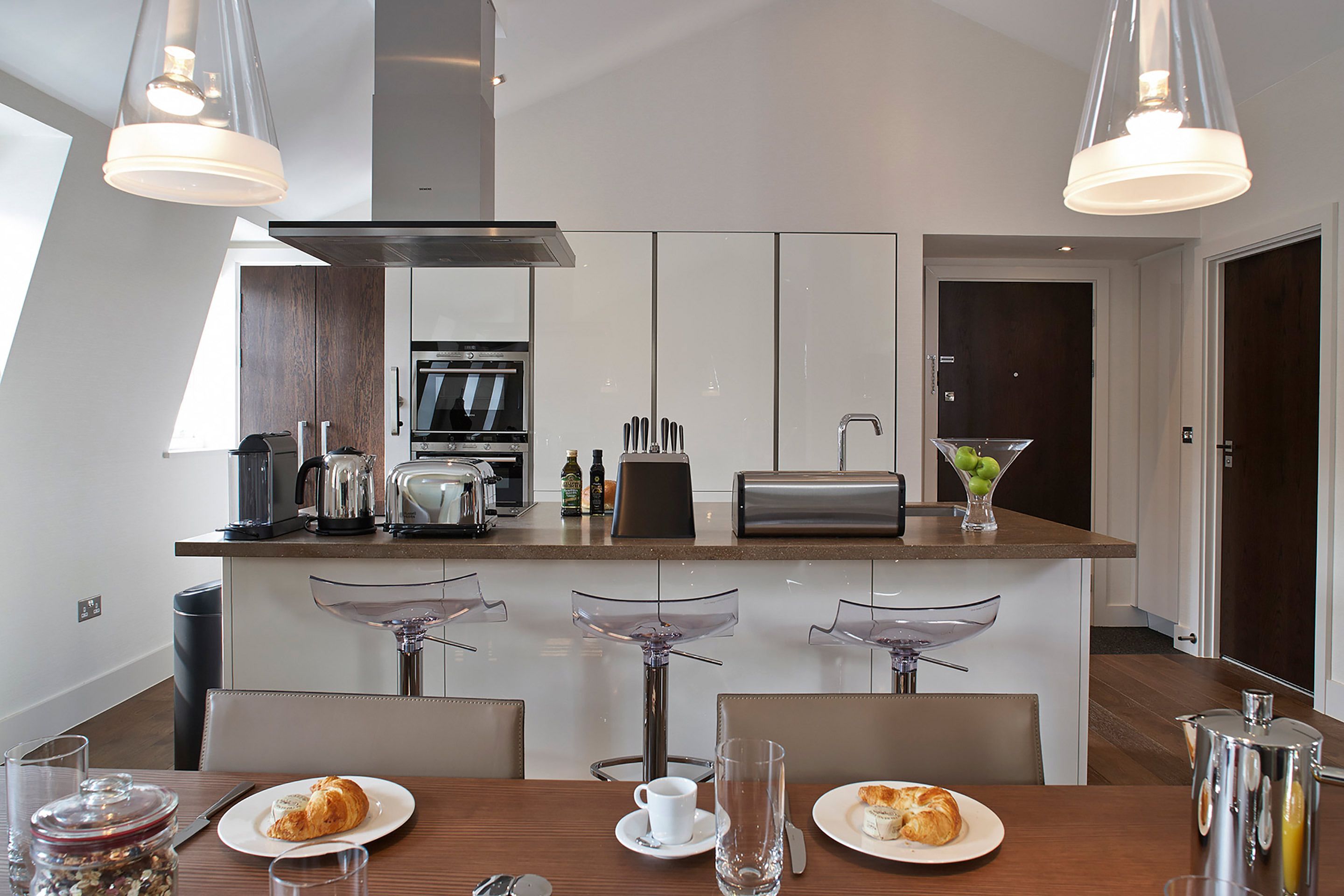 Full-sized fridge, microwave, oven, stovetop