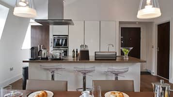 Full-sized fridge, microwave, oven, stovetop