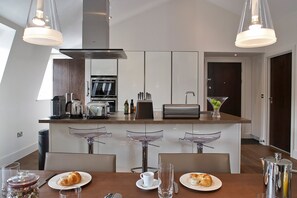 Refrigerador con freezer, microondas, horno, placa de cocina