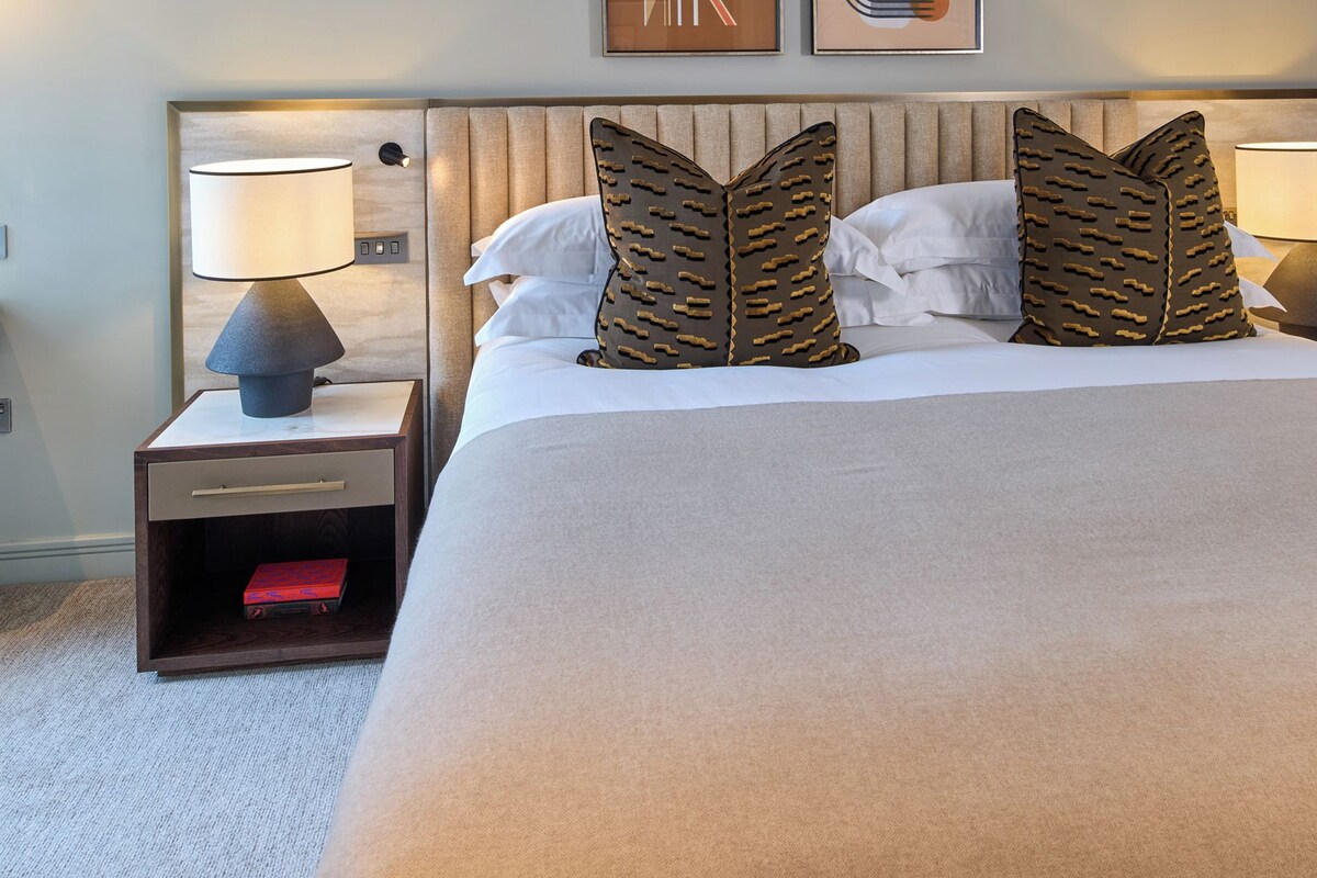 Egyptian cotton sheets, hypo-allergenic bedding, in-room safe, desk