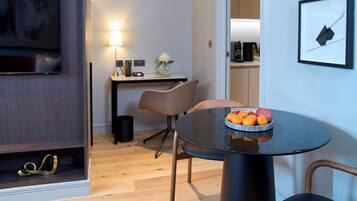 Luksusleilighet, 1 soverom (Loft Suite, Open Plan) | Oppholdsområde | Flatskjerm-TV, DVD-spiller og iPod-dokkingstasjon