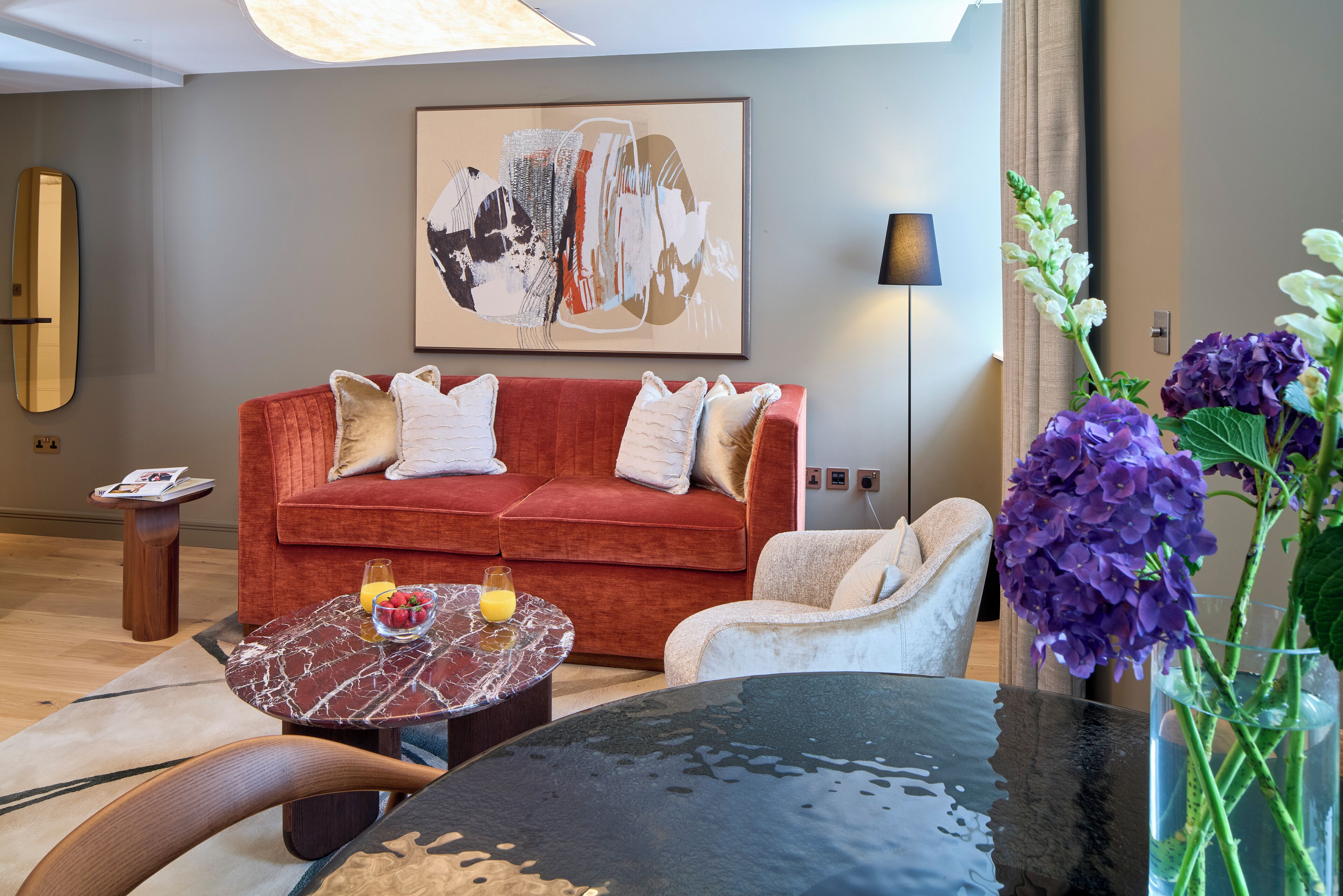 TV màn hình phẳng, đầu đĩa DVD, iPod dock 