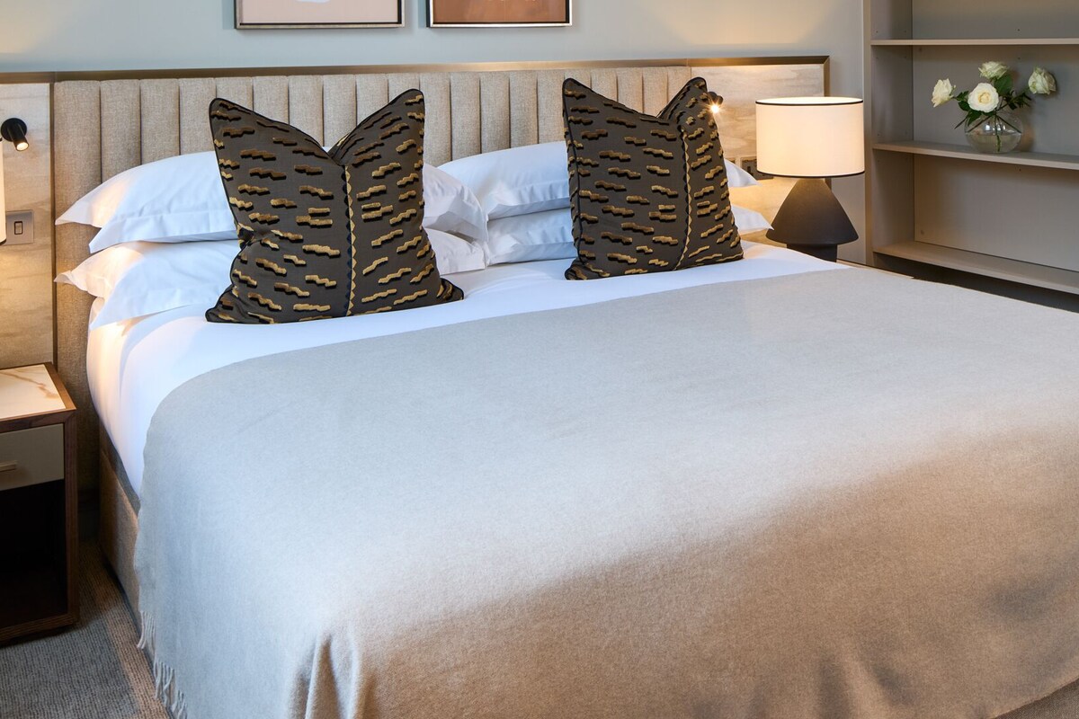 Egyptian cotton sheets, hypo-allergenic bedding, in-room safe, desk