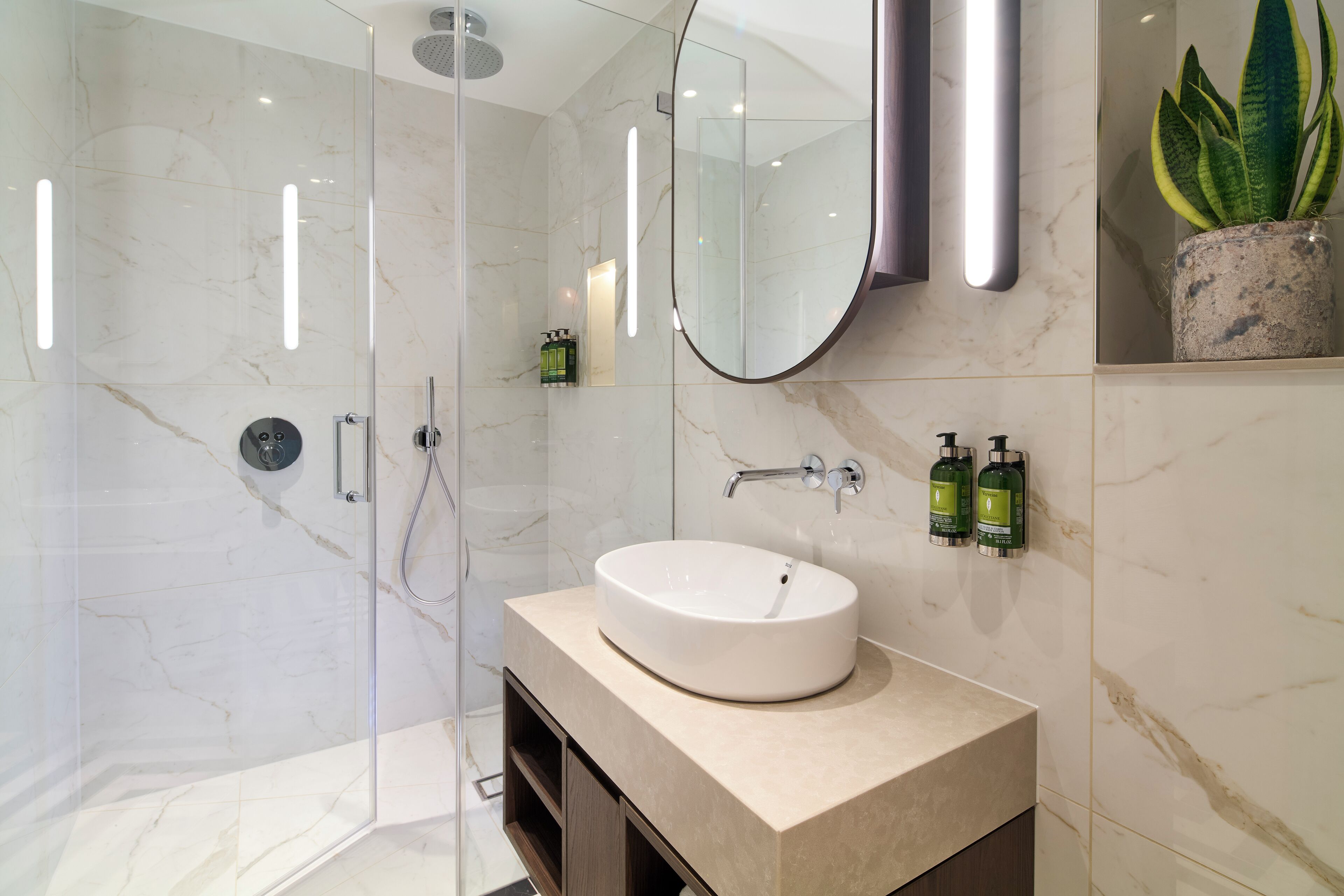 Deluxe Two Bedroom Apartment | Bathroom | Shower, rainfall showerhead, designer toiletries, hair dryer
