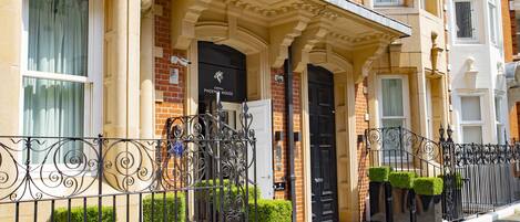 Fachada de la propiedad