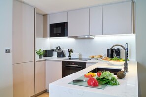 大型雪櫃/冰箱、微波爐、焗爐、爐具