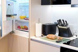 Luxury One Bedroom Apartment | Private kitchen | Full-size fridge, microwave, oven, stovetop - Cheval Phoenix House at Sloane Square (London)