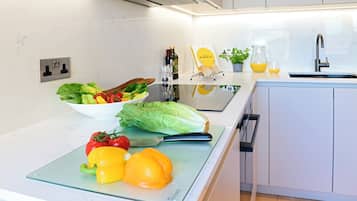 Departamento Deluxe | Cocina privada | Refrigerador con congelador, microondas, horno y parrilla de estufa