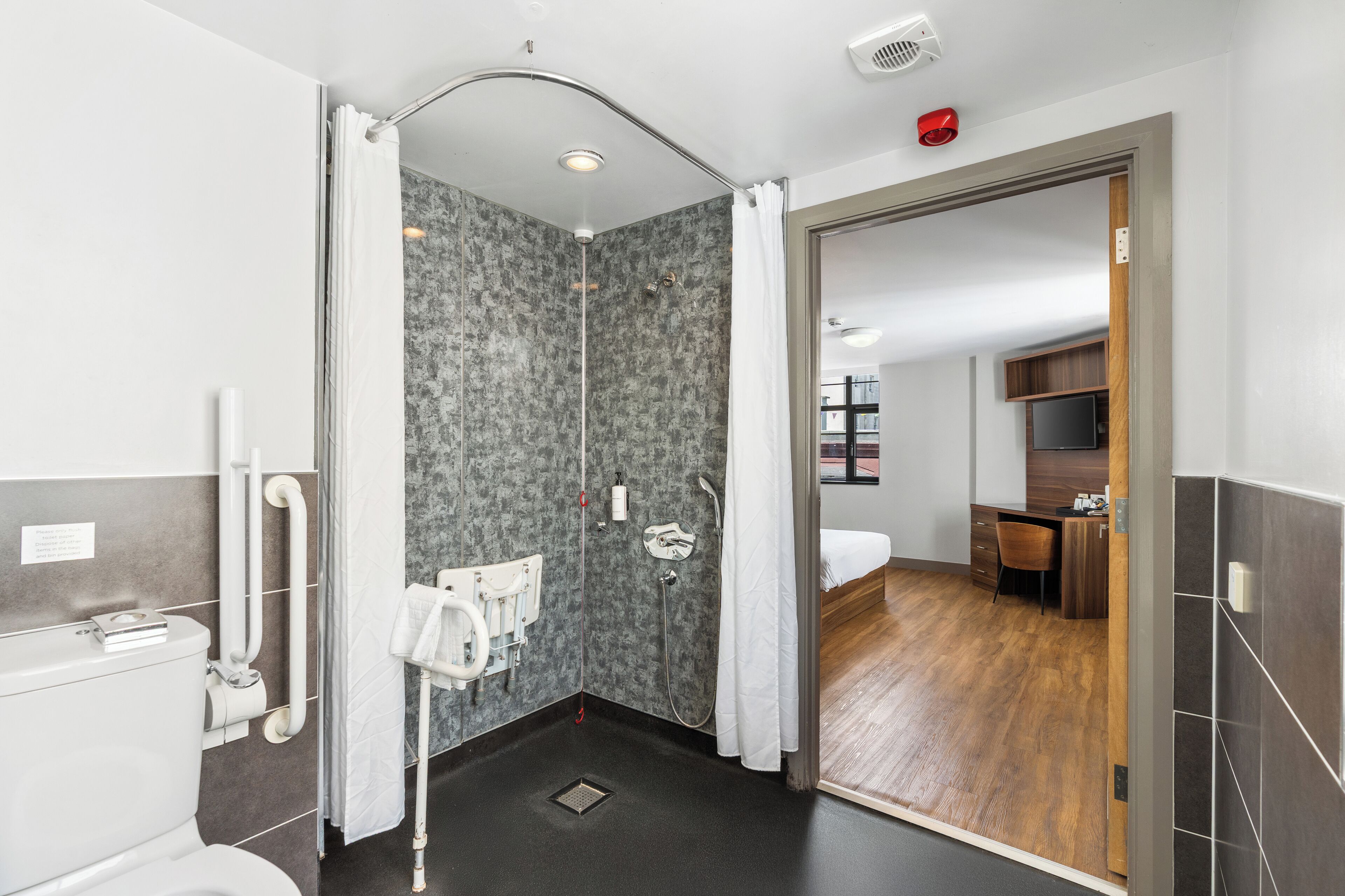 Standard Double Room | Accessible bathroom