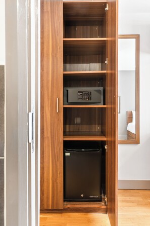 Standard Double Room | Wardrobe - The Mitre Hotel Brighton (Brighton)