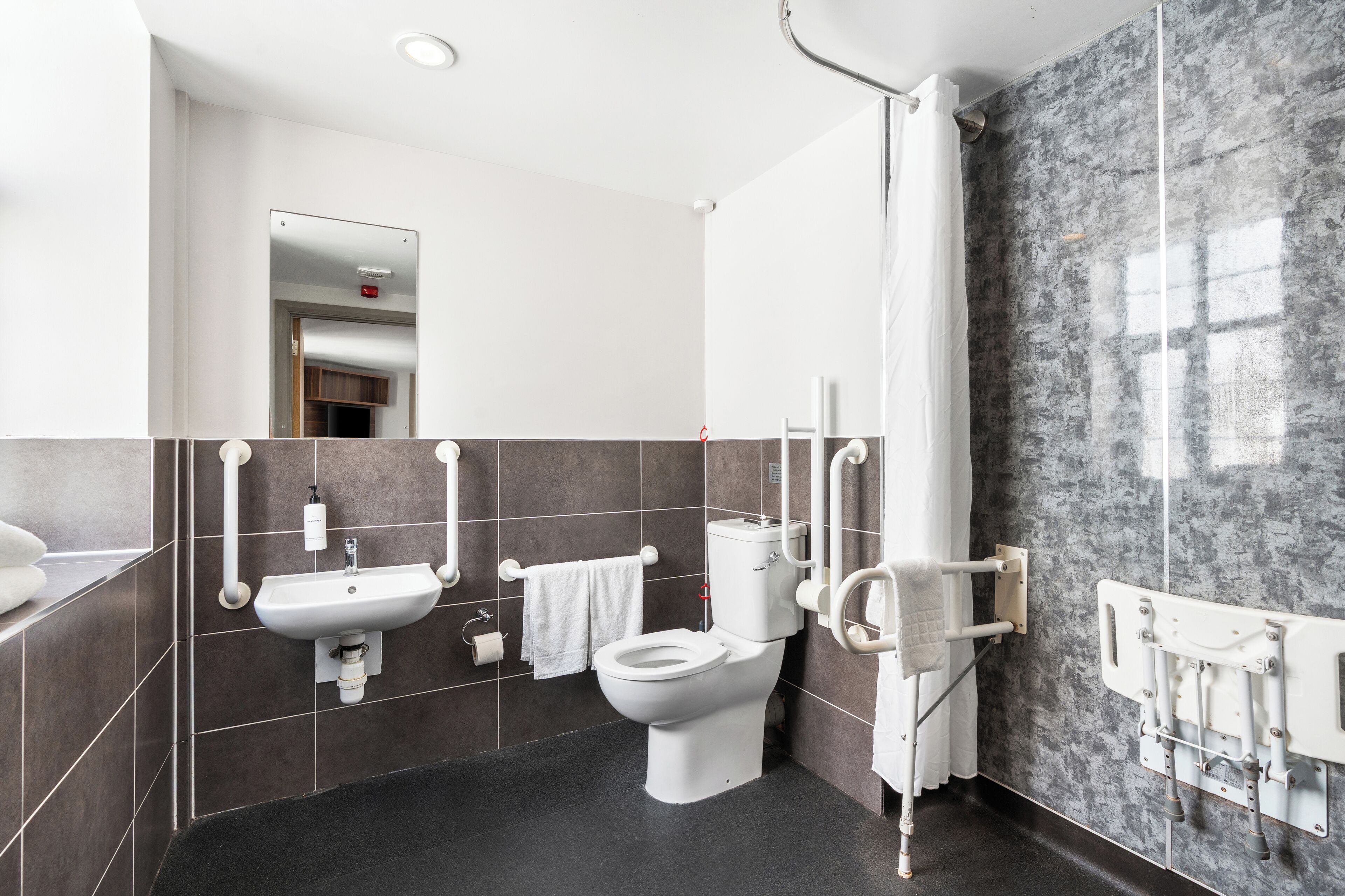 Standard Double Room | Accessible bathroom