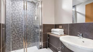 Standard Double Room | Bathroom | Shower, free toiletries, hair dryer, towels