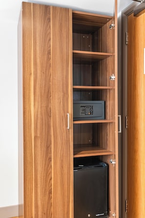 Basic Double Room | Wardrobe - The Mitre Hotel Brighton (Brighton)
