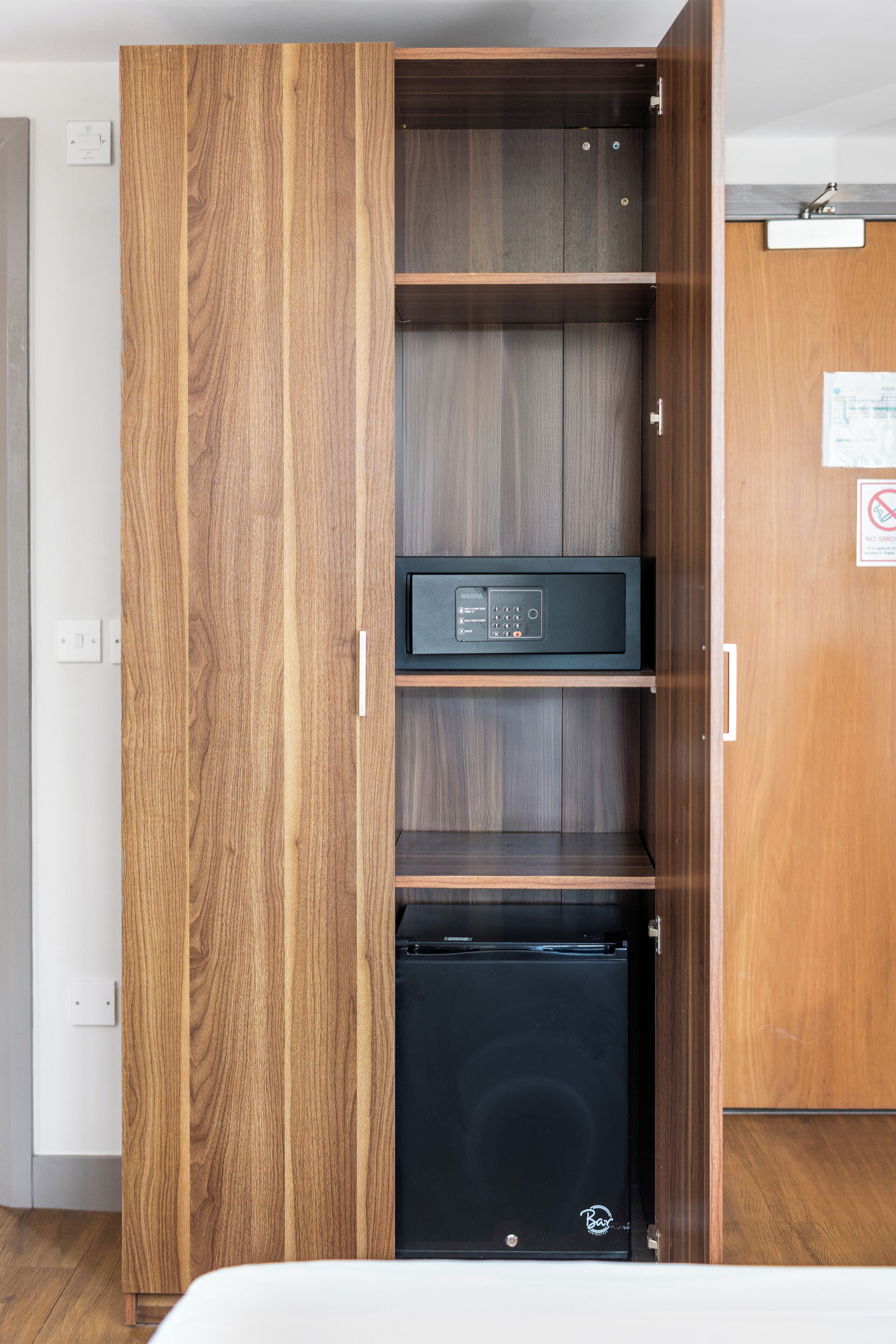 Standard Double Room | Wardrobe