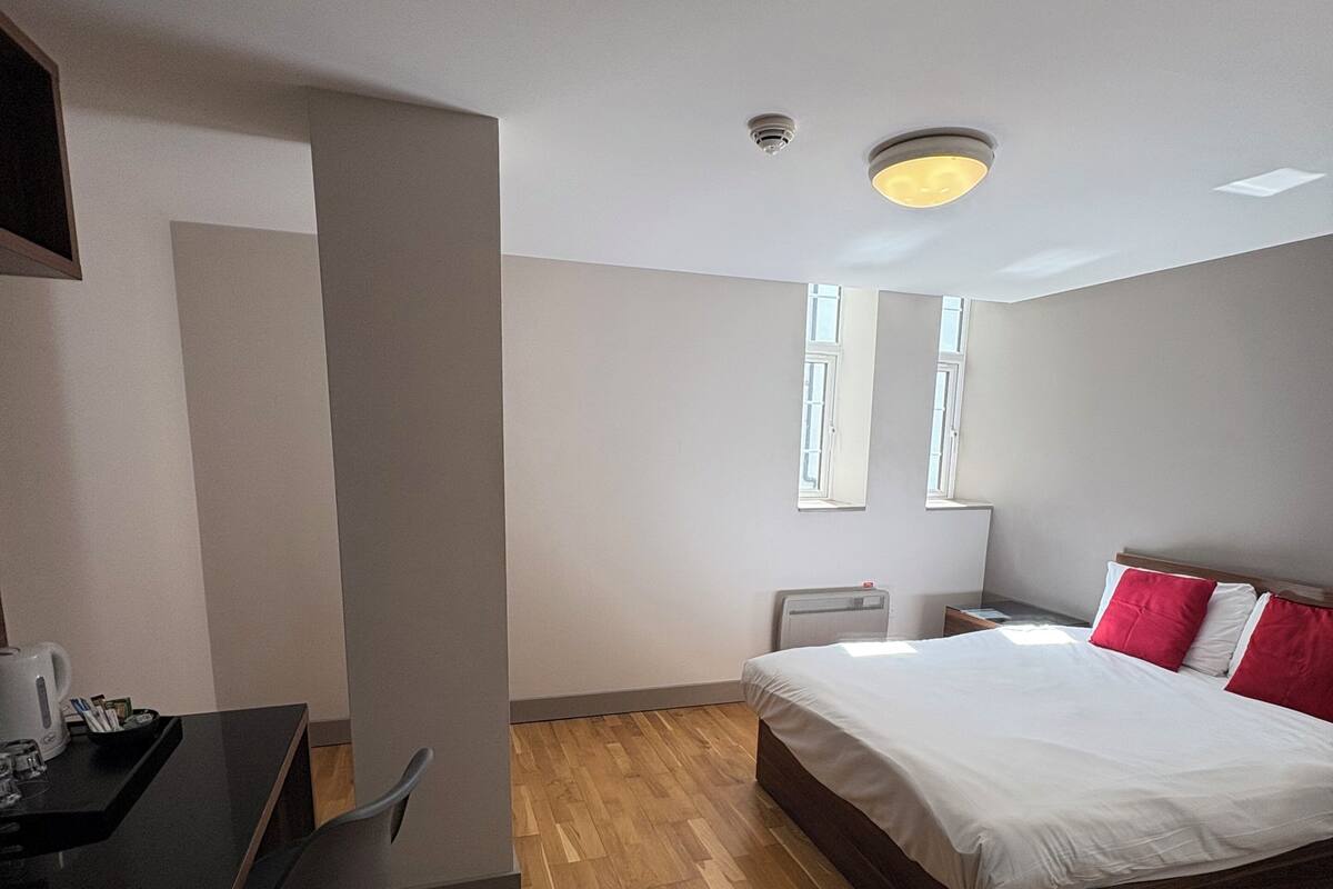 Basic Double Room | In-room safe, desk, iron/ironing board, bed sheets