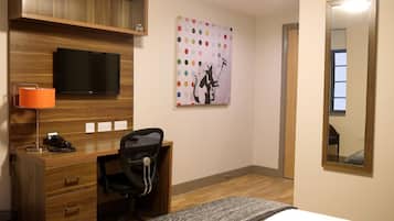 In-room safe, desk, iron/ironing board, bed sheets