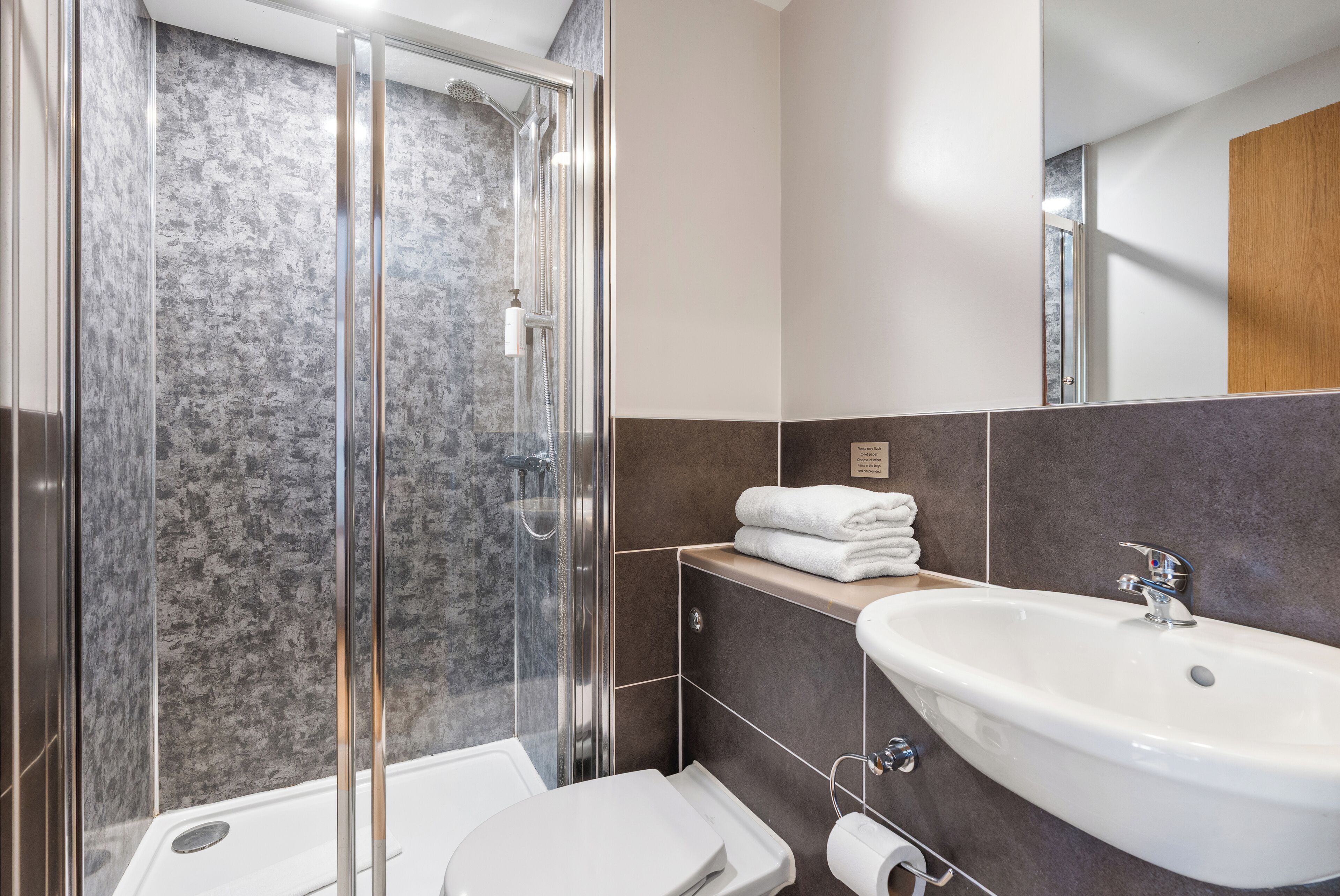 Quarto casal standard | Banheiro | Chuveiro, produtos de toalete grátis, secador de cabelo 