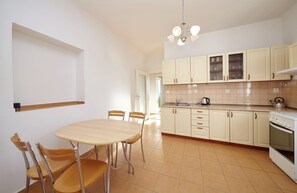 双人房, 公共浴室 | 私人厨房 | 大冰箱、炉灶、茶具/咖啡用具、厨具/餐具