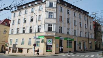 Vista frontal de la propiedad