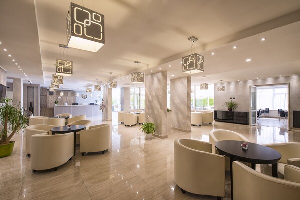 Coin salon dans le hall