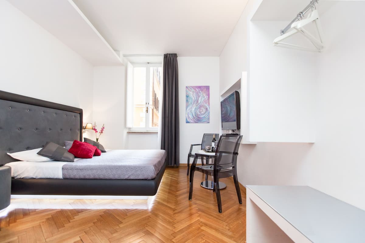 Minibaari, tallelokero huoneessa, äänieristys, silitysrauta/-lauta