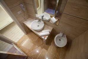 Chambre Double Deluxe | Salle de bain | Douche, douche à « effet pluie », articles de toilette gratuits