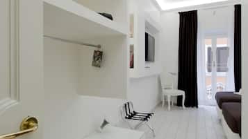 Deluxe Double Room | Minibar, in-room safe, soundproofing, iron/ironing board