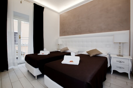 Deluxe Double Room | Minibar, in-room safe, soundproofing, iron/ironing board