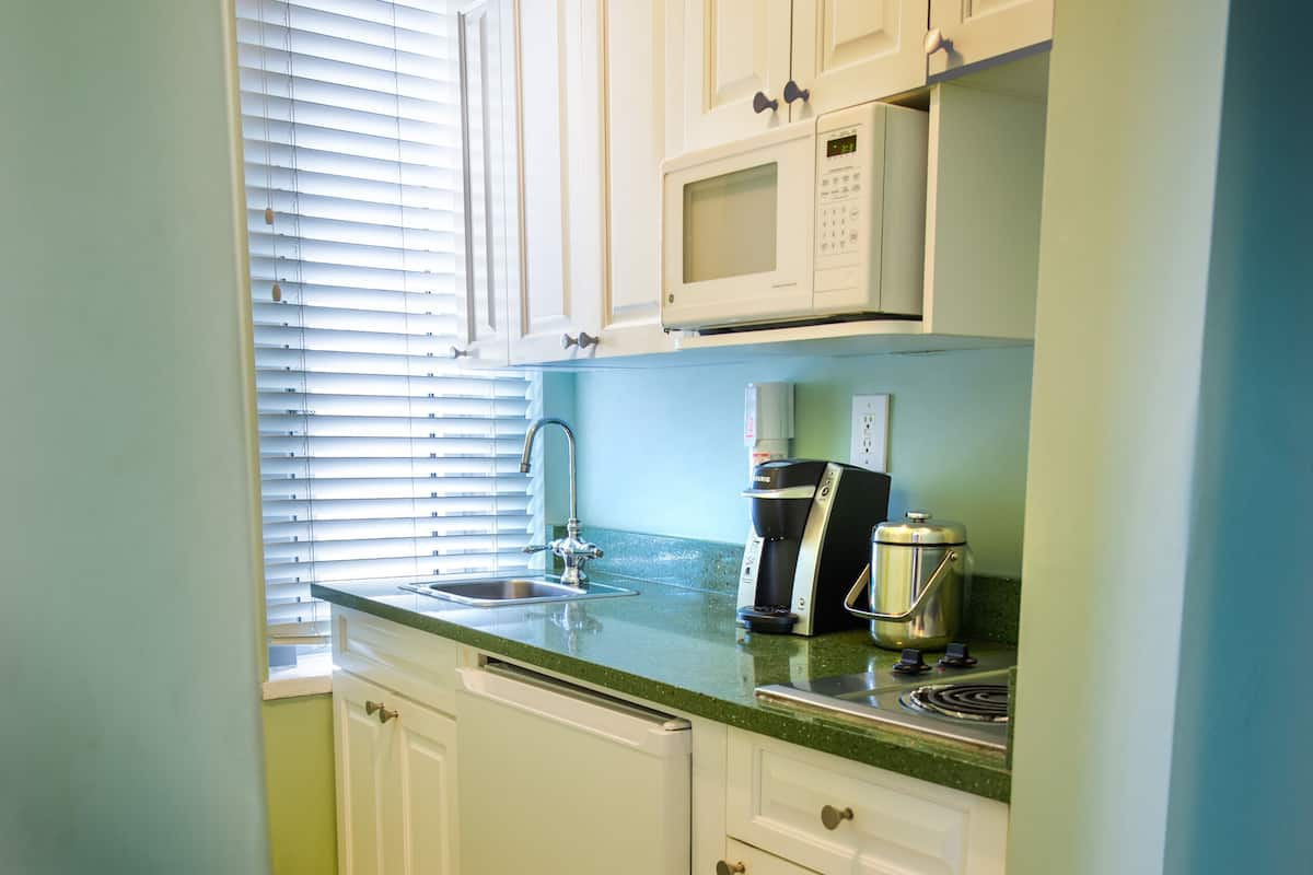 fridge, microwave, stovetop, coffee/tea maker