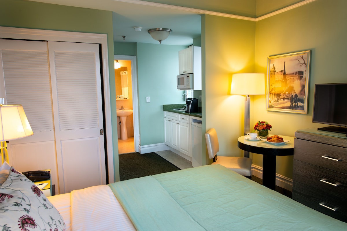 Deluxe Studio, 1 Queen Bed (Single Occupancy) | 1 bedroom, pillowtop beds, in-room safe, desk