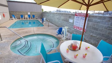 Piscine extérieure, chaises longues