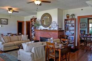 Lobby sitting area - Night Swan Intracoastal B&B (New Smyrna Beach)