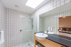 Luxury House, 2 Bedrooms | Bilik Mandi