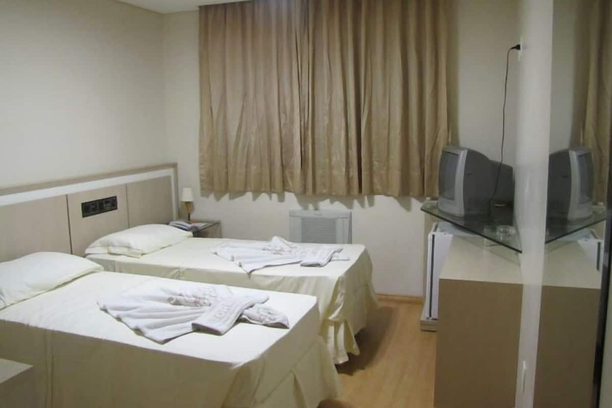 Quarto quádruplo Standard | Frigobar, cofres nos quartos, ferros/tábuas de passar roupa
