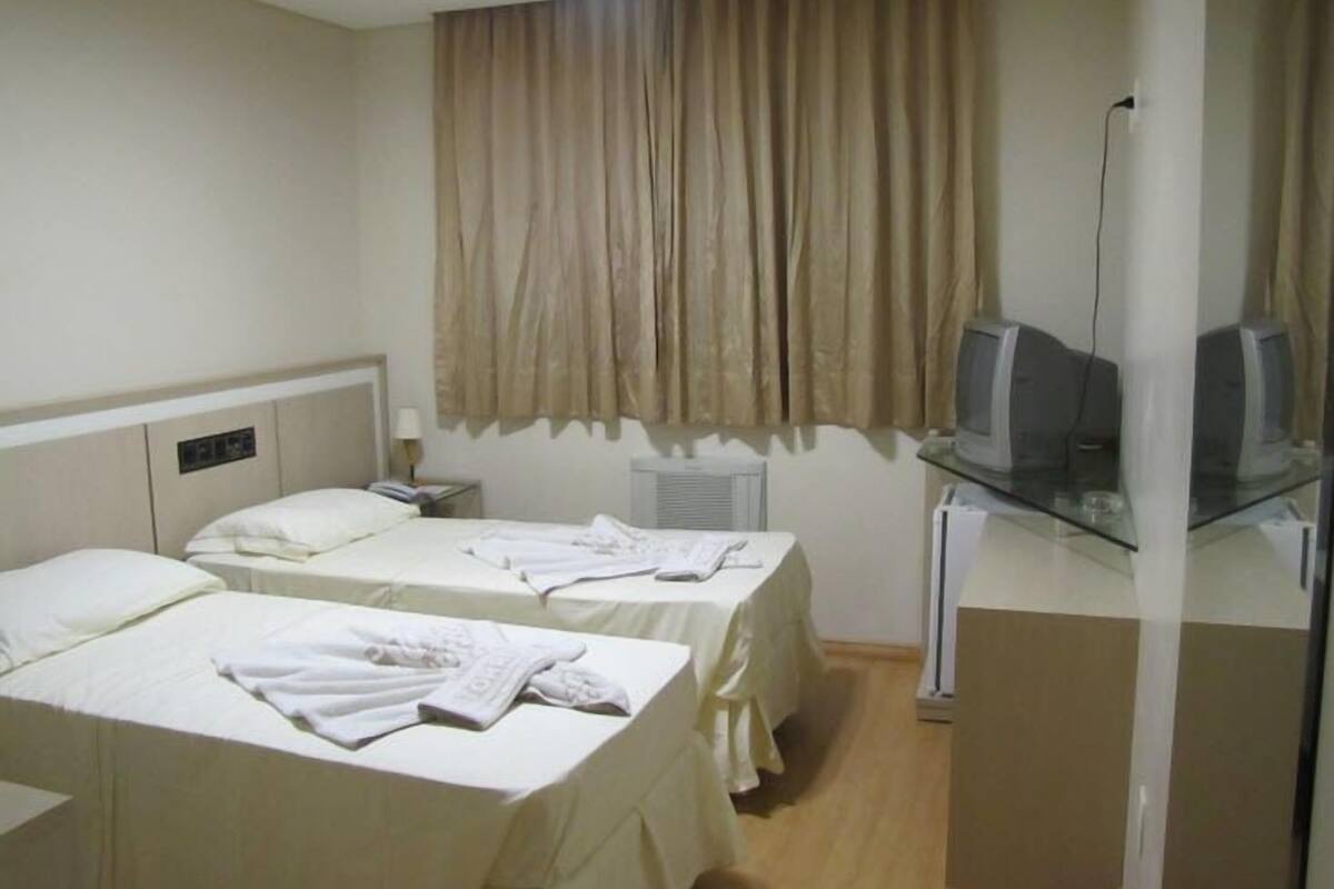 Quadrupla Standard | Minibar, una cassaforte in camera, ferro/asse da stiro, Wi-Fi gratuito