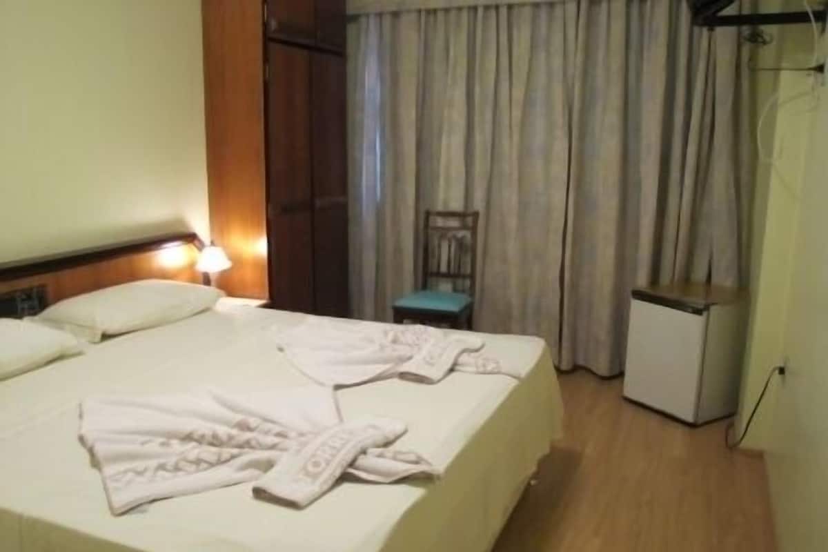 Quarto Casal Standard | Frigobar, cofres nos quartos, ferros/tábuas de passar roupa