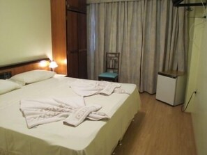Standard Double Room | Minibar, in-room safe, iron/ironing board, free WiFi - Hotel Torre Sol (Balneario Camboriu)